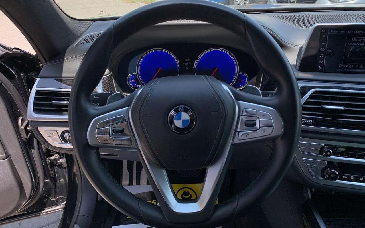 BMW 750 i 2016 фото №17