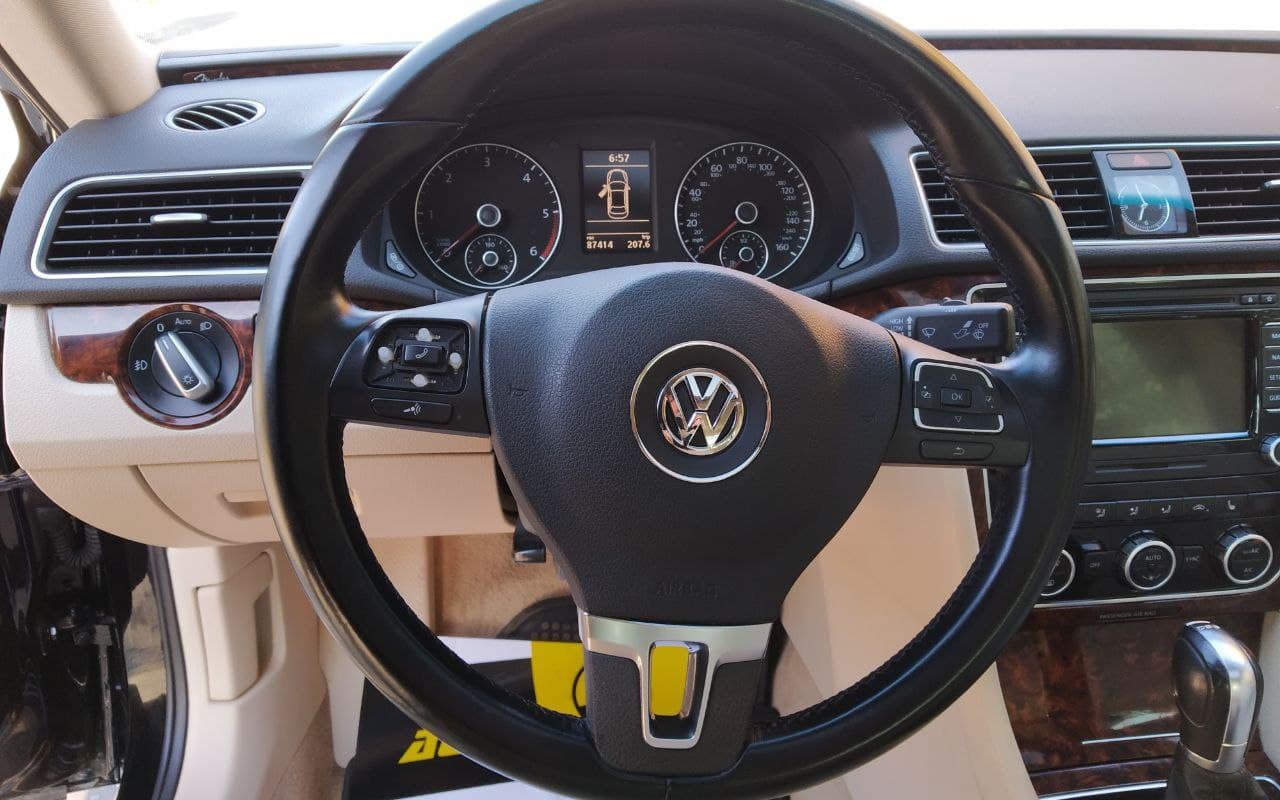 Volkswagen Passat SEL 2012 фото №18