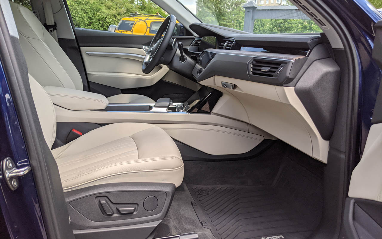 Audi e-tron 2020 фото №13