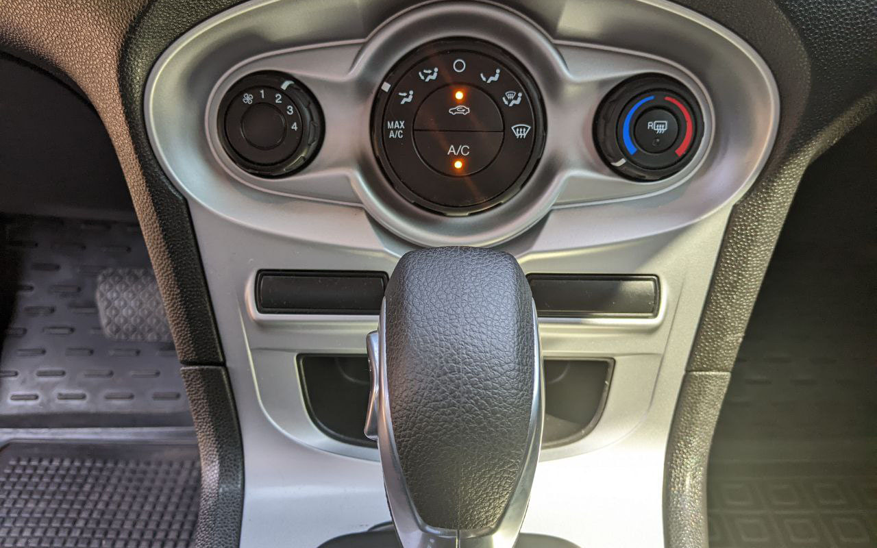 Ford Fiesta SE 2019 фото №11